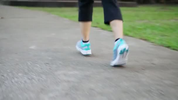 在绿色公园跑步的人 保健运动运动的概念 — 图库视频影像