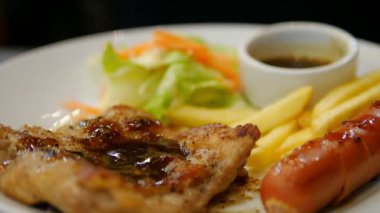 Sosisli patates kızartması ve Salata tavuk biftek yemek Closeup insanlar
