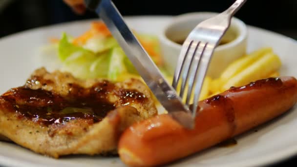 Nahaufnahme Von Menschen Die Sauce Hühnersteak Mit Wurst Pommes Und — Stockvideo