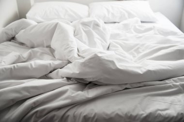 Otel - hotel çift seyahat kavramı için beyaz çift çarşaf kullanılan