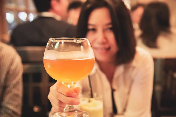 快乐的女士在餐厅展示一大杯啤酒 庆祝啤酒欢呼概念 — 图库照片