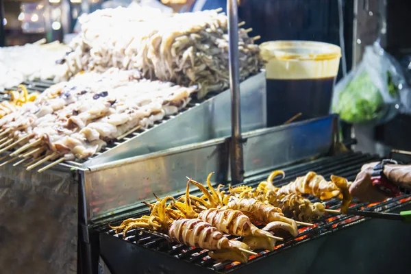 Gegrillte Tintenfische Verkäufer Lokalen Streetfood Yaowarat Straße Berühmten Touristenort Thailand — Stockfoto