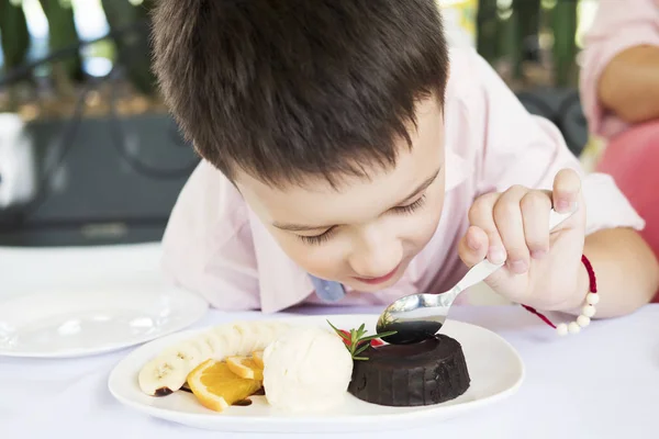 Menino Comendo Bolo Lava Chocolate Feliz Menino Caucasiano Comer Conceito — Fotografia de Stock