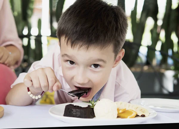 Menino Comendo Bolo Lava Chocolate Feliz Menino Caucasiano Comer Conceito — Fotografia de Stock