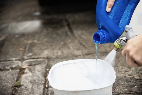 Man Bereiden Shampoo Water Voor Het Wassen Gebruik Van Auto — Stockfoto