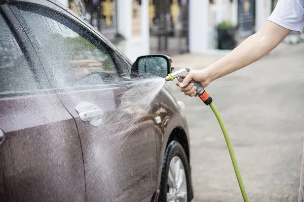 Muž Mytí Auta Pomocí Šamponu Vody Domácí Lidé Auto Clean — Stock fotografie