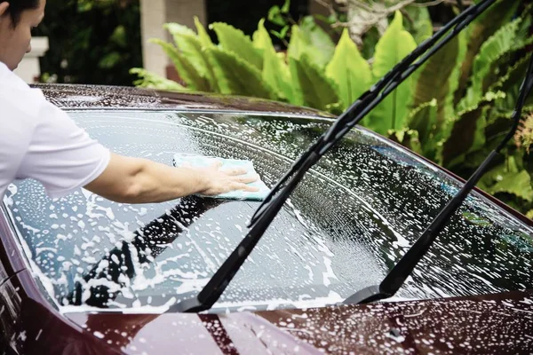 Hombre Lava Coche Con Champú Cada Día Concepto Cuidado Del — Foto de Stock