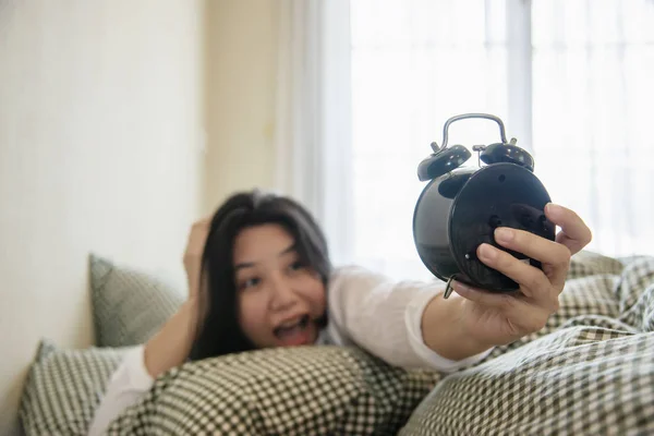 Donna Assonnata Che Raggiunge Tenendo Sveglia Mattino Con Ritardo Svegliarsi — Foto Stock