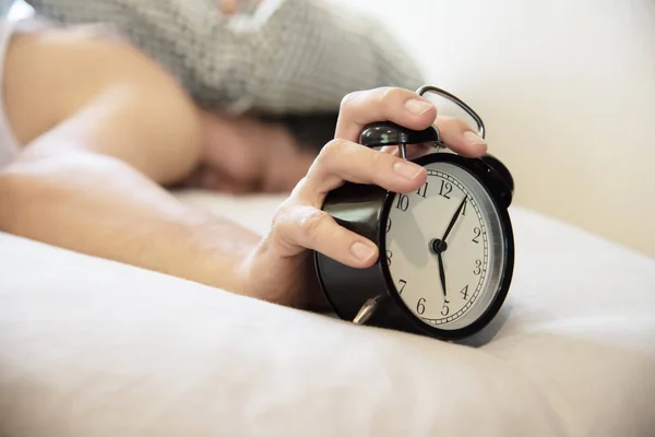Uomo Assonnato Che Tiene Sveglia Mattino Con Tardo Risveglio Ogni — Foto Stock