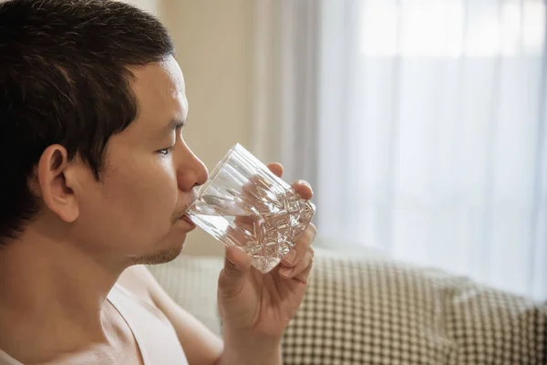 Uomo Asiatico Beve Acqua Dopo Essersi Svegliato Mattina Seduto Letto — Foto Stock
