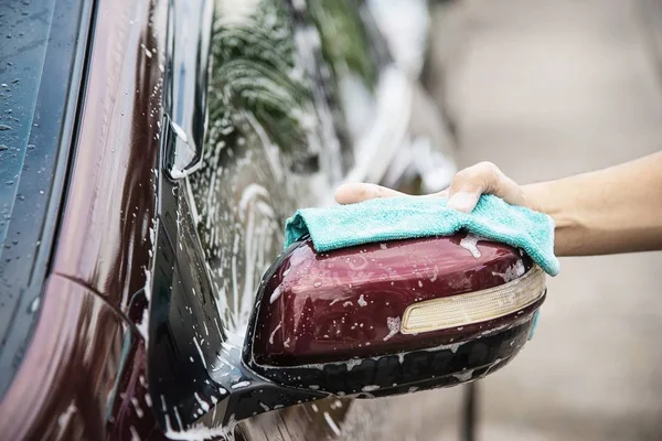 Człowiek Umyć Samochód Przy Użyciu Szamponu Koncepcja Opieka Każdy Dzień — Zdjęcie stockowe