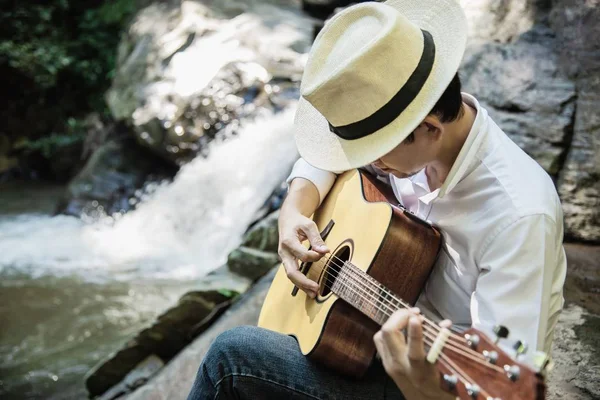 Man Spela Ukulele Nya Vattenfallet Människor Och Musik Instrument Livsstil — Stockfoto