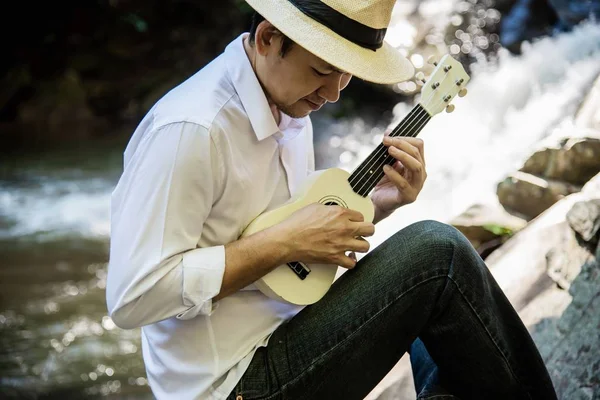 Man Játssz Ukulele Vízesés Emberek Zene Eszköz Fogalom Természet Életmód — Stock Fotó