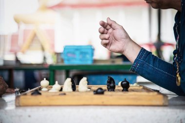 Yerel Tay insanlar kamu alanında - satranç oyununu konsepti ile yerel halkın yavaş yaşam tarzı eski geleneksel Tay satranç oynamak 