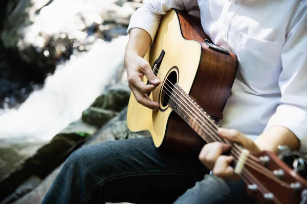 男は滝に新しいウクレレを再生 および音楽楽器自然概念のライフ スタイル — ストック写真
