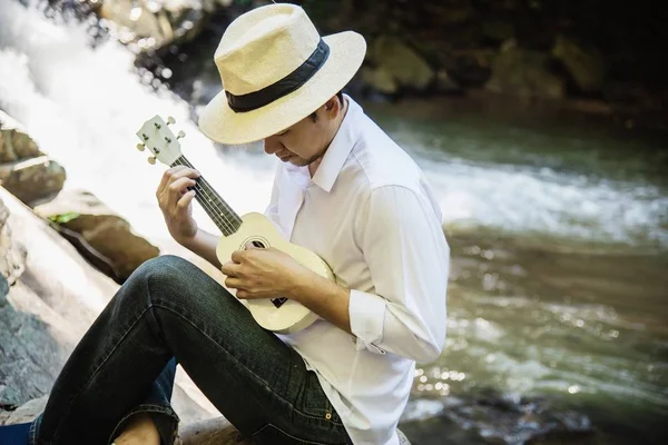 Man Játssz Ukulele Vízesés Emberek Zene Eszköz Fogalom Természet Életmód — Stock Fotó