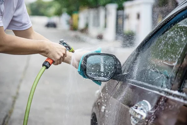 Muž Mytí Auta Pomocí Šamponu Vody Domácí Lidé Auto Clean — Stock fotografie