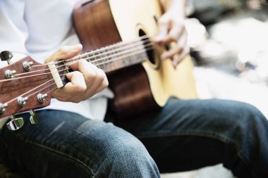 Adam oyun gitar yakın şelale - yaşam tarzı doğa kavramı içinde insanlar ve müzik aleti 