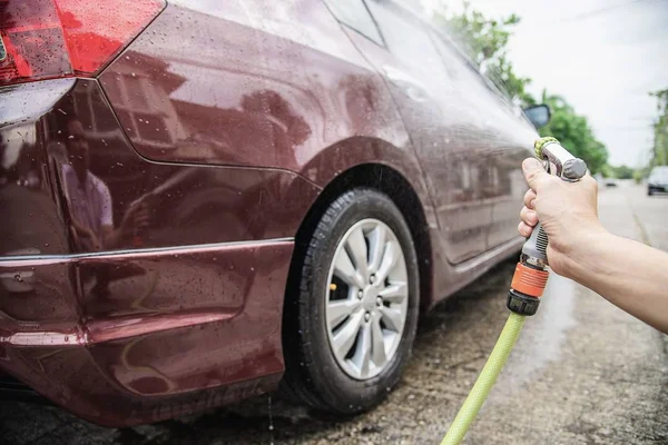 Hombre Lavado Coches Con Champú Agua Casa Gente Coche Limpio —  Fotos de Stock