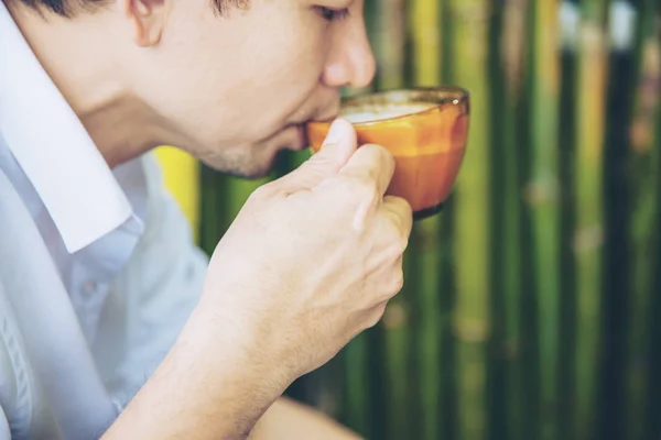 Casual Uomo Asiatico Bere Caffè Caldo Felicemente Natura Persone Con — Foto Stock