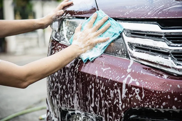 Hombre Lava Coche Con Champú Cada Día Concepto Cuidado Del —  Fotos de Stock