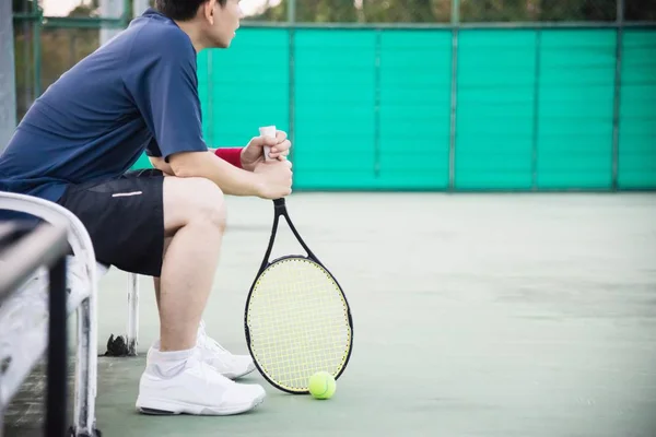 Грустный Теннисист Сидящий Корте После Проигрыша Матча Люди Спортивном Теннисе — стоковое фото