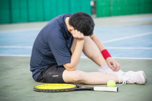 Грустный Теннисист Сидящий Корте После Проигрыша Матча Люди Спортивном Теннисе — стоковое фото