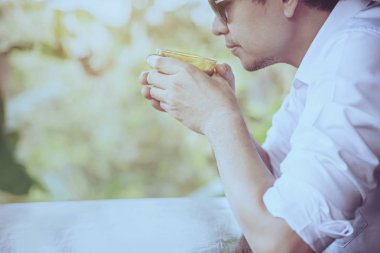 Casual Asya adam sıcak kahve içmek mutlu doğa - doğa kavramı kahve grubu