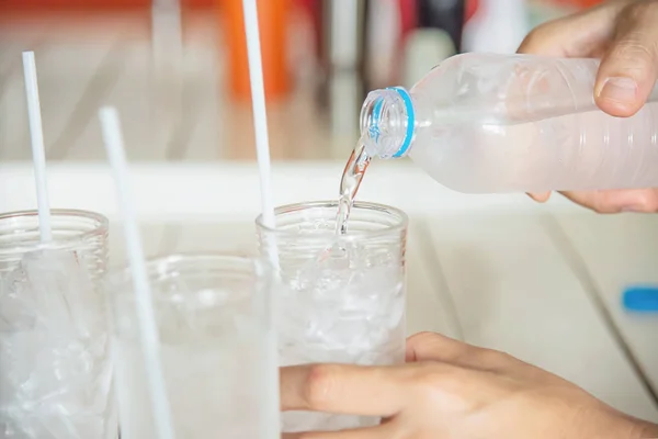 Versare Mano Acqua Fresca Bicchiere Con Ghiaccio Concetto Bevanda Fredda — Foto Stock