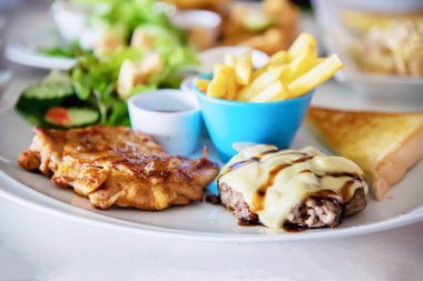 Balık domuz eti ve tavuk biftek yemek seti - tablo kavramı üzerinde temiz taze yiyecek