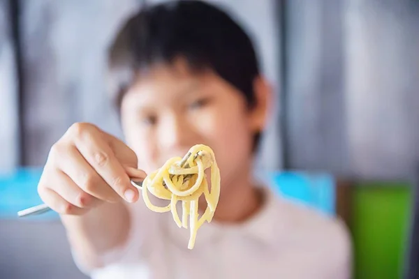 Menino Comer Delicioso Espaguete Molho Creme Comida Italiana Com Conceito — Fotografia de Stock