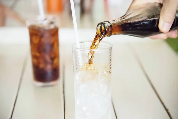 Hand Häll Läsk Ett Glas Med Iskallt Förfriskning Kallt Dryck — Stockfoto