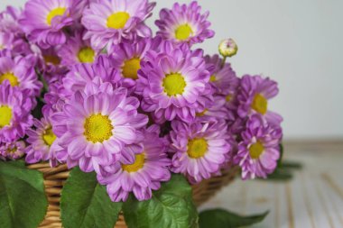 Ahşap masa üzerinde katlanmış pembe lotus - el sanatları çiçek konsepti