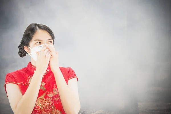 Ung Dam Bär Mask Skydda Fint Damm Luftföroreningar Miljö Människor — Stockfoto