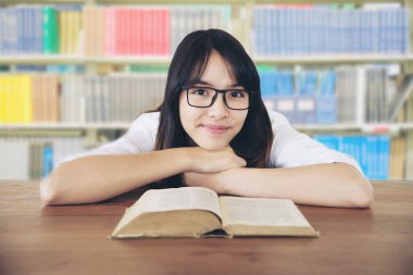 Lovely Asya genç bayan portriat - mutlu kadın gün yaşam tarzı kavramı 