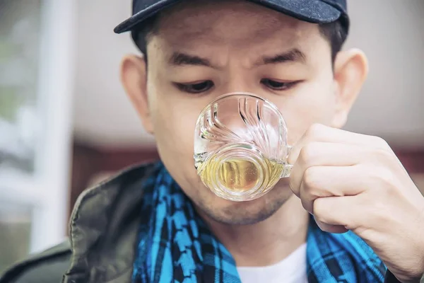 快乐男人喝热茶杯 亚洲人用热茶喝放松概念 — 图库照片