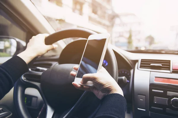 Primer Plano Una Mujer Conduciendo Coche Peligrosamente Mientras Usa Teléfono — Foto de Stock