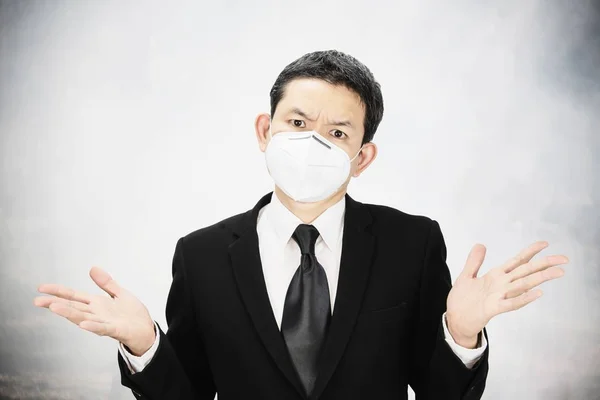 마스크를 착용한 남자는 환경에서 먼지를 개념에 장비를 — 스톡 사진