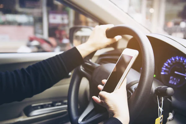 Primer Plano Una Mujer Conduciendo Coche Peligrosamente Mientras Usa Teléfono — Foto de Stock