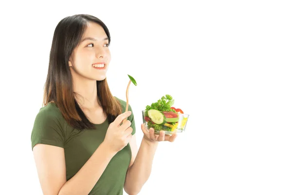 Χαρούμενη Κυρία Απολαμβάνουν Τρώνε Σαλάτα Λαχανικών Πάνω Από Λευκό Φόντο — Φωτογραφία Αρχείου