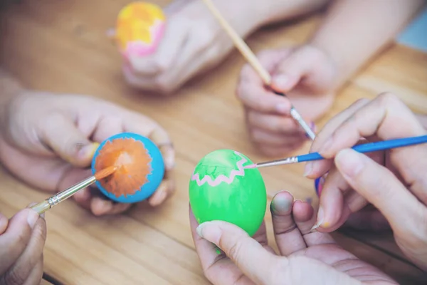 Gente Pintando Coloridos Huevos Pascua Gente Celebra Concepto Fiesta Nacional — Foto de Stock