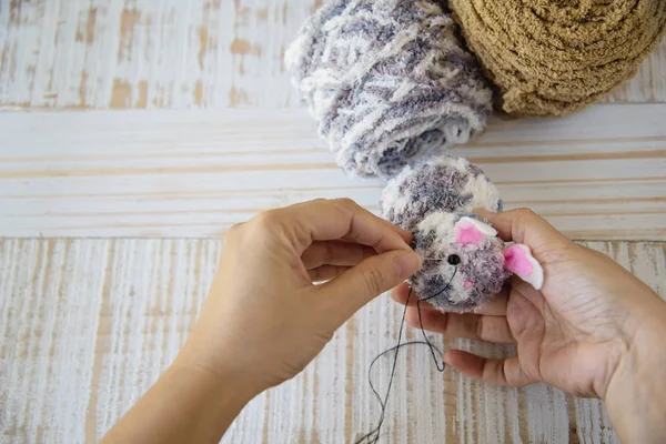 Vrouw Maken Mooie Bunny Pop Van Garen Pasen Vakantie Viering — Stockfoto