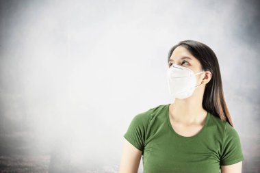 Maske takan genç bayan hava kirliliği ortamında ince tozkorumak - hava kirliliği kavramı için koruma ekipmanları olan insanlar