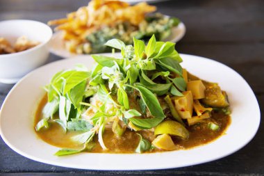 Baharatlı Kuzey Tayland usulü erişte seti - Tayland yemeği konsepti