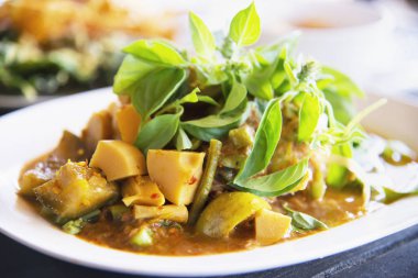 Baharatlı Kuzey Tayland usulü erişte seti - Tayland yemeği konsepti