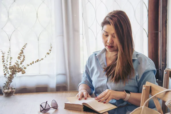 Ritratto Felice Giovane Signora Asiatica Caffetteria Donna Relax Concetto Tempo — Foto Stock