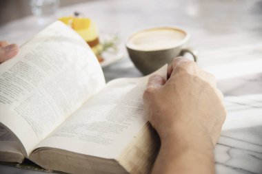 İnsanlar güzel taze rahat sabah kahve fincanı seti hizmet - kahve seti arka plan kavramı ile insanlar