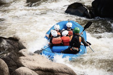 Nehirde raft macera spor aktivitesi oynayan insanlar 