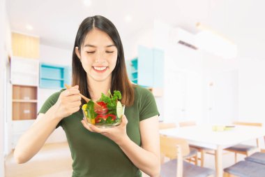Happy lady kopya alanı arka plan üzerinde kichen şeyler tutan - insanlar ev gıda hazırlama konsepti yaptı