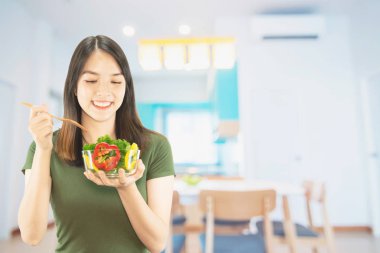 Happy lady kopya alanı arka plan üzerinde kichen şeyler tutan - insanlar ev gıda hazırlama konsepti yaptı